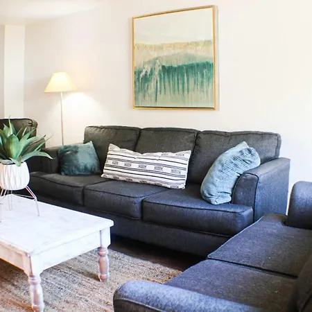 Newly Renovated 2-Bed Near Downtown-North Shore